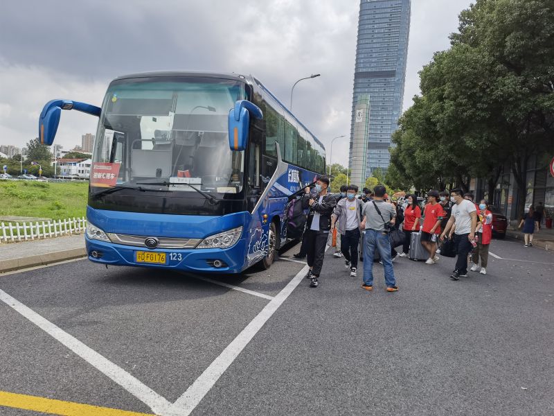 商務(wù)車公司助力各大院校開學(xué)